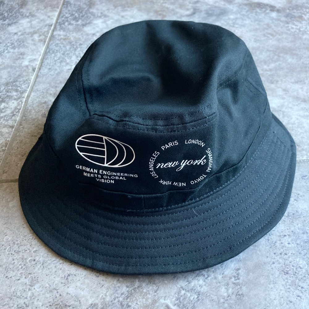 Adidas unisex world tour bucket hat black/white NYC NEW basketball hip hop
